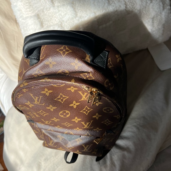 Authentic Louis Vuitton Palm Springs MM backbag. In Pristine Condition. - Picture 3 of 8